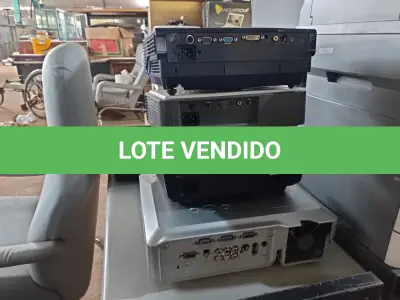 LOTE 323 - 04 PROJETORES MULTIMIDIA MARCAS E MODELOS DIVERSOS PARA RETIRADA DE PEÇAS. (NO ESTADO) ATENÇÃO! FAZER A VISITAÇÃO ANTES DE ARREMATAR, NÃO SABEMOS SE FUNCIONA. LEILÃO NÃO TEM GARANTIA E NEM DEVOLUÇÃO, SUJEITO A POSSÍVEIS AVARIAS VISÍVEIS/OCULTAS E/OU AUSÊNCIA DE COMPONENTES.