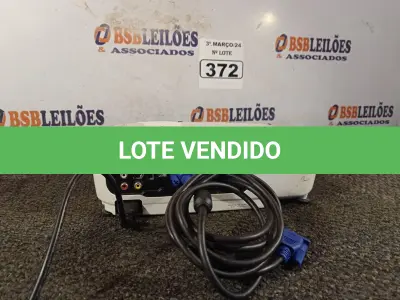 LOTE 372 - 01 PROJETOR MULTIMIDIA MARCA EPSON. (NO ESTADO) ATENÇÃO! FAZER A VISITAÇÃO ANTES DE ARREMATAR, NÃO SABEMOS SE FUNCIONA. LEILÃO NÃO TEM GARANTIA E NEM DEVOLUÇÃO, SUJEITO A POSSÍVEIS AVARIAS VISÍVEIS/OCULTAS E/OU AUSÊNCIA DE COMPONENTES.