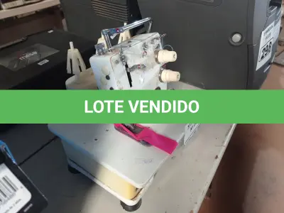 LOTE 297 - 01 MÁQUINA DE COSTURA COM MOTOR. (NO ESTADO) ATENÇÃO! FAZER A VISITAÇÃO ANTES DE ARREMATAR, NÃO SABEMOS SE FUNCIONA. LEILÃO NÃO TEM GARANTIA E NEM DEVOLUÇÃO, SUJEITO A POSSÍVEIS AVARIAS VISÍVEIS/OCULTAS E/OU AUSÊNCIA DE COMPONENTES.