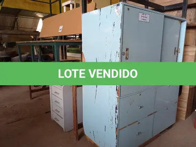 LOTE 497 - 03 MESAS, 01 BANCO, 01 ARMÁRIO EM MADEIRA E 01 GAVETEIRO. (NO ESTADO) ATENÇÃO! FAZER A VISITAÇÃO ANTES DE ARREMATAR, NÃO SABEMOS SE FUNCIONA. LEILÃO NÃO TEM GARANTIA E NEM DEVOLUÇÃO, SUJEITO A POSSÍVEIS AVARIAS VISÍVEIS/OCULTAS E/OU AUSÊNCIA DE COMPONENTES.