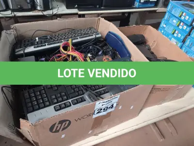 LOTE 294 - 01 LOTE COM VÁRIAS CAIXINHAS DE SOM PARA PC, TECLADOS, CABOS E PERIFÉRICO DIVERSOS. (NO ESTADO) ATENÇÃO! FAZER A VISITAÇÃO ANTES DE ARREMATAR, NÃO SABEMOS SE FUNCIONA. LEILÃO NÃO TEM GARANTIA E NEM DEVOLUÇÃO, SUJEITO A POSSÍVEIS AVARIAS VISÍVEIS/OCULTAS E/OU AUSÊNCIA DE COMPONENTES.