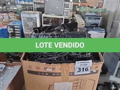 LOTE 316 - 01 LOTE COM MÁSCARAS DE PROTEÇÃO, CABOS, TECLADOS PARA PC E PERIFÉRICOS DIVERSOS. (NO ESTADO) ATENÇÃO! FAZER A VISITAÇÃO ANTES DE ARREMATAR, NÃO SABEMOS SE FUNCIONA. LEILÃO NÃO TEM GARANTIA E NEM DEVOLUÇÃO, SUJEITO A POSSÍVEIS AVARIAS VISÍVEIS/OCULTAS E/OU AUSÊNCIA DE COMPONENTES.