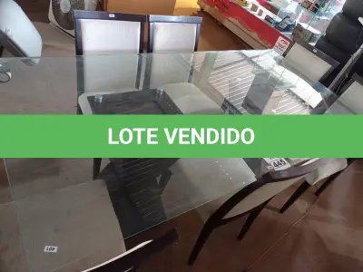 LOTE 445 - 01 MESA DE JANTAR COM TAMPO DE VIDRO E 06 CADEIRAS ALMOFADADAS. (NO ESTADO) ATENÇÃO! FAZER A VISITAÇÃO ANTES DE ARREMATAR, NÃO SABEMOS SE FUNCIONA. LEILÃO NÃO TEM GARANTIA E NEM DEVOLUÇÃO, SUJEITO A POSSÍVEIS AVARIAS VISÍVEIS/OCULTAS E/OU AUSÊNCIA DE COMPONENTES.