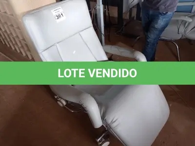 LOTE 361 - 01 POLTRONA DE DESCANSO COM RODINHAS. (NO ESTADO) ATENÇÃO! FAZER A VISITAÇÃO ANTES DE ARREMATAR, NÃO SABEMOS SE FUNCIONA. LEILÃO NÃO TEM GARANTIA E NEM DEVOLUÇÃO, SUJEITO A POSSÍVEIS AVARIAS VISÍVEIS/OCULTAS E/OU AUSÊNCIA DE COMPONENTES.