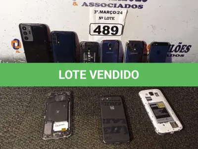 LOTE 489 - 08 CELULARES MARCAS E MODELOS DIVERSOS PARA RETIRADA DE PEÇAS. (NO ESTADO) ATENÇÃO! FAZER A VISITAÇÃO ANTES DE ARREMATAR, NÃO SABEMOS SE FUNCIONA. LEILÃO NÃO TEM GARANTIA E NEM DEVOLUÇÃO, SUJEITO A POSSÍVEIS AVARIAS VISÍVEIS/OCULTAS E/OU AUSÊNCIA DE COMPONENTES.