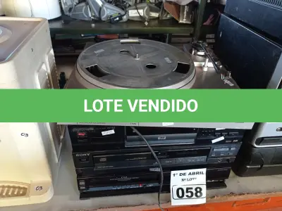 LOTE 058 - 02 TOCAS CDS, 01 VIDEOCASSETE E 01 TOCA-DISCOS MARCAS E MODELOS DIVERSOS. (NO ESTADO) ATENÇÃO! FAZER A VISITAÇÃO ANTES DE ARREMATAR, NÃO SABEMOS SE FUNCIONA. LEILÃO NÃO TEM GARANTIA E NEM DEVOLUÇÃO, SUJEITO A POSSÍVEIS AVARIAS VISÍVEIS/OCULTAS E/OU AUSÊNCIA DE COMPONENTES.