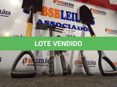 LOTE 024 - 02 PÁS, 01 ESPÁTULA E 02 SACHOS PARA JARDINAGEM. (NO ESTADO) ATENÇÃO! FAZER A VISITAÇÃO ANTES DE ARREMATAR, NÃO SABEMOS SE FUNCIONA. LEILÃO NÃO TEM GARANTIA E NEM DEVOLUÇÃO, SUJEITO A POSSÍVEIS AVARIAS VISÍVEIS/OCULTAS E/OU AUSÊNCIA DE COMPONENTES.