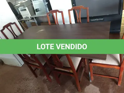 LOTE 173 - 01 MESA  COM TAMPO DE MADEIRA E BASE DE FERRO DOBRÁVEL E 06 CADEIRAS. (NO ESTADO) ATENÇÃO! FAZER A VISITAÇÃO ANTES DE ARREMATAR, NÃO SABEMOS SE FUNCIONA. LEILÃO NÃO TEM GARANTIA E NEM DEVOLUÇÃO, SUJEITO A POSSÍVEIS AVARIAS VISÍVEIS/OCULTAS E/OU AUSÊNCIA DE COMPONENTES.
