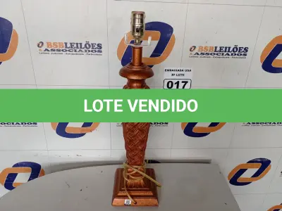 LOTE 017 - 01 ABAJUR SEM LÂMPADA E SEM CUPULA 220V. (LAMPSHADE) (NO ESTADO) BB7846F