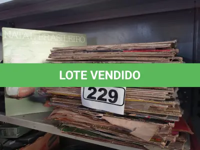 LOTE 229 - 01 LOTE COM VÁRIOS DISCOS DE VINIL. (NO ESTADO) ATENÇÃO! FAZER A VISITAÇÃO ANTES DE ARREMATAR, NÃO SABEMOS SE FUNCIONA. LEILÃO NÃO TEM GARANTIA E NEM DEVOLUÇÃO, SUJEITO A POSSÍVEIS AVARIAS VISÍVEIS/OCULTAS E/OU AUSÊNCIA DE COMPONENTES.