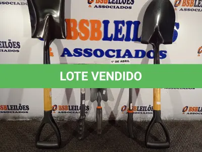 LOTE 024 - 02 PÁS, 01 ESPÁTULA E 02 SACHOS PARA JARDINAGEM. (NO ESTADO) ATENÇÃO! FAZER A VISITAÇÃO ANTES DE ARREMATAR, NÃO SABEMOS SE FUNCIONA. LEILÃO NÃO TEM GARANTIA E NEM DEVOLUÇÃO, SUJEITO A POSSÍVEIS AVARIAS VISÍVEIS/OCULTAS E/OU AUSÊNCIA DE COMPONENTES.