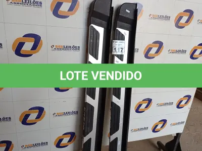 LOTE 117 - 01 PAR DE ESTRIBOS. (NO ESTADO) ATENÇÃO! FAZER A VISITAÇÃO ANTES DE ARREMATAR, NÃO SABEMOS SE FUNCIONA. LEILÃO NÃO TEM GARANTIA E NEM DEVOLUÇÃO, SUJEITO A POSSÍVEIS AVARIAS VISÍVEIS/OCULTAS E/OU AUSÊNCIA DE COMPONENTES.