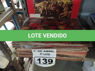 LOTE 139 - 01 LOTE COM VÁRIOS DISCOS DE VINIL. (NO ESTADO) ATENÇÃO! FAZER A VISITAÇÃO ANTES DE ARREMATAR, NÃO SABEMOS SE FUNCIONA. LEILÃO NÃO TEM GARANTIA E NEM DEVOLUÇÃO, SUJEITO A POSSÍVEIS AVARIAS VISÍVEIS/OCULTAS E/OU AUSÊNCIA DE COMPONENTES.