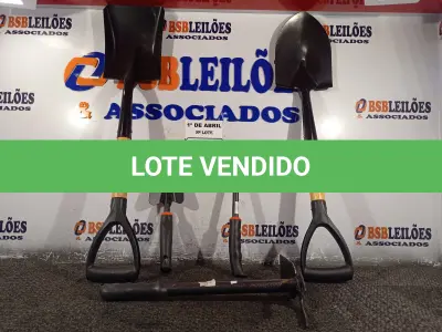 LOTE 011 - 02 PÁS, 01 ESPÁTULA E 02 SACHOS PARA JARDINAGEM. (NO ESTADO) ATENÇÃO! FAZER A VISITAÇÃO ANTES DE ARREMATAR, NÃO SABEMOS SE FUNCIONA. LEILÃO NÃO TEM GARANTIA E NEM DEVOLUÇÃO, SUJEITO A POSSÍVEIS AVARIAS VISÍVEIS/OCULTAS E/OU AUSÊNCIA DE COMPONENTES.