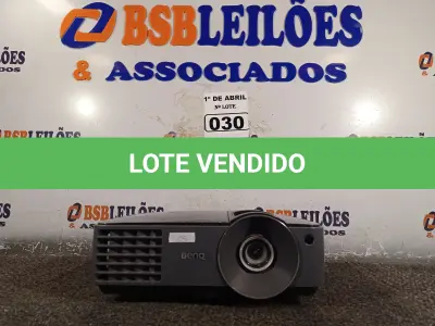 LOTE 030 - 01 PROJETOR MULTIMIDIA MARCA BENQ. (NO ESTADO) ATENÇÃO! FAZER A VISITAÇÃO ANTES DE ARREMATAR, NÃO SABEMOS SE FUNCIONA. LEILÃO NÃO TEM GARANTIA E NEM DEVOLUÇÃO, SUJEITO A POSSÍVEIS AVARIAS VISÍVEIS/OCULTAS E/OU AUSÊNCIA DE COMPONENTES.