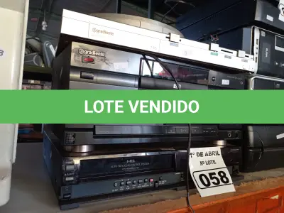 LOTE 058 - 02 TOCAS CDS, 01 VIDEOCASSETE E 01 TOCA-DISCOS MARCAS E MODELOS DIVERSOS. (NO ESTADO) ATENÇÃO! FAZER A VISITAÇÃO ANTES DE ARREMATAR, NÃO SABEMOS SE FUNCIONA. LEILÃO NÃO TEM GARANTIA E NEM DEVOLUÇÃO, SUJEITO A POSSÍVEIS AVARIAS VISÍVEIS/OCULTAS E/OU AUSÊNCIA DE COMPONENTES.