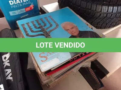 LOTE 221 - 01 LOTE COM VÁRIOS DISCOS DE VINIL. (NO ESTADO) ATENÇÃO! FAZER A VISITAÇÃO ANTES DE ARREMATAR, NÃO SABEMOS SE FUNCIONA. LEILÃO NÃO TEM GARANTIA E NEM DEVOLUÇÃO, SUJEITO A POSSÍVEIS AVARIAS VISÍVEIS/OCULTAS E/OU AUSÊNCIA DE COMPONENTES.