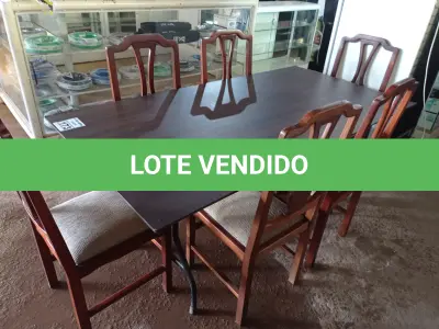 LOTE 173 - 01 MESA  COM TAMPO DE MADEIRA E BASE DE FERRO DOBRÁVEL E 06 CADEIRAS. (NO ESTADO) ATENÇÃO! FAZER A VISITAÇÃO ANTES DE ARREMATAR, NÃO SABEMOS SE FUNCIONA. LEILÃO NÃO TEM GARANTIA E NEM DEVOLUÇÃO, SUJEITO A POSSÍVEIS AVARIAS VISÍVEIS/OCULTAS E/OU AUSÊNCIA DE COMPONENTES.