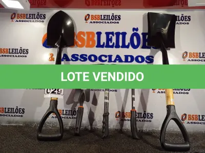 LOTE 029 - 02 PÁS, 01 ESPÁTULA E 02 SACHOS PARA JARDINAGEM. (NO ESTADO) ATENÇÃO! FAZER A VISITAÇÃO ANTES DE ARREMATAR, NÃO SABEMOS SE FUNCIONA. LEILÃO NÃO TEM GARANTIA E NEM DEVOLUÇÃO, SUJEITO A POSSÍVEIS AVARIAS VISÍVEIS/OCULTAS E/OU AUSÊNCIA DE COMPONENTES.
