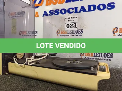 LOTE 023 - 01 TOCA-DISCOS ANTIGO.  (NO ESTADO) ATENÇÃO! FAZER A VISITAÇÃO ANTES DE ARREMATAR, NÃO SABEMOS SE FUNCIONA. LEILÃO NÃO TEM GARANTIA E NEM DEVOLUÇÃO, SUJEITO A POSSÍVEIS AVARIAS VISÍVEIS/OCULTAS E/OU AUSÊNCIA DE COMPONENTES.