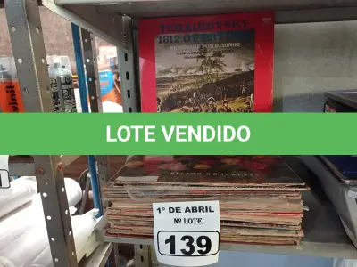 LOTE 139 - 01 LOTE COM VÁRIOS DISCOS DE VINIL. (NO ESTADO) ATENÇÃO! FAZER A VISITAÇÃO ANTES DE ARREMATAR, NÃO SABEMOS SE FUNCIONA. LEILÃO NÃO TEM GARANTIA E NEM DEVOLUÇÃO, SUJEITO A POSSÍVEIS AVARIAS VISÍVEIS/OCULTAS E/OU AUSÊNCIA DE COMPONENTES.