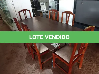 LOTE 173 - 01 MESA  COM TAMPO DE MADEIRA E BASE DE FERRO DOBRÁVEL E 06 CADEIRAS. (NO ESTADO) ATENÇÃO! FAZER A VISITAÇÃO ANTES DE ARREMATAR, NÃO SABEMOS SE FUNCIONA. LEILÃO NÃO TEM GARANTIA E NEM DEVOLUÇÃO, SUJEITO A POSSÍVEIS AVARIAS VISÍVEIS/OCULTAS E/OU AUSÊNCIA DE COMPONENTES.