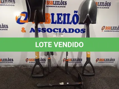 LOTE 011 - 02 PÁS, 01 ESPÁTULA E 02 SACHOS PARA JARDINAGEM. (NO ESTADO) ATENÇÃO! FAZER A VISITAÇÃO ANTES DE ARREMATAR, NÃO SABEMOS SE FUNCIONA. LEILÃO NÃO TEM GARANTIA E NEM DEVOLUÇÃO, SUJEITO A POSSÍVEIS AVARIAS VISÍVEIS/OCULTAS E/OU AUSÊNCIA DE COMPONENTES.