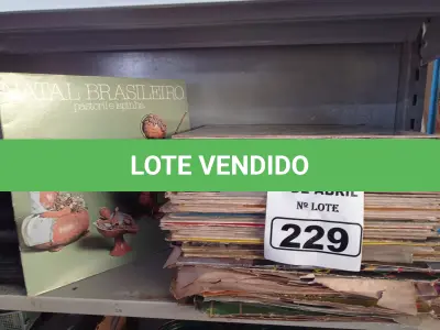 LOTE 229 - 01 LOTE COM VÁRIOS DISCOS DE VINIL. (NO ESTADO) ATENÇÃO! FAZER A VISITAÇÃO ANTES DE ARREMATAR, NÃO SABEMOS SE FUNCIONA. LEILÃO NÃO TEM GARANTIA E NEM DEVOLUÇÃO, SUJEITO A POSSÍVEIS AVARIAS VISÍVEIS/OCULTAS E/OU AUSÊNCIA DE COMPONENTES.