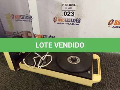 LOTE 023 - 01 TOCA-DISCOS ANTIGO.  (NO ESTADO) ATENÇÃO! FAZER A VISITAÇÃO ANTES DE ARREMATAR, NÃO SABEMOS SE FUNCIONA. LEILÃO NÃO TEM GARANTIA E NEM DEVOLUÇÃO, SUJEITO A POSSÍVEIS AVARIAS VISÍVEIS/OCULTAS E/OU AUSÊNCIA DE COMPONENTES.