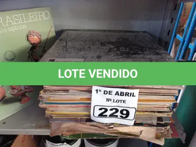 LOTE 229 - 01 LOTE COM VÁRIOS DISCOS DE VINIL. (NO ESTADO) ATENÇÃO! FAZER A VISITAÇÃO ANTES DE ARREMATAR, NÃO SABEMOS SE FUNCIONA. LEILÃO NÃO TEM GARANTIA E NEM DEVOLUÇÃO, SUJEITO A POSSÍVEIS AVARIAS VISÍVEIS/OCULTAS E/OU AUSÊNCIA DE COMPONENTES.
