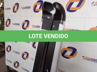 LOTE 232 - 01 PAR DE ESTRIBOS. (NO ESTADO) ATENÇÃO! FAZER A VISITAÇÃO ANTES DE ARREMATAR, NÃO SABEMOS SE FUNCIONA. LEILÃO NÃO TEM GARANTIA E NEM DEVOLUÇÃO, SUJEITO A POSSÍVEIS AVARIAS VISÍVEIS/OCULTAS E/OU AUSÊNCIA DE COMPONENTES.