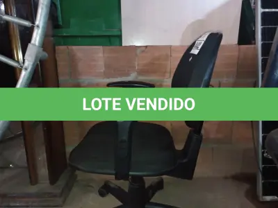 LOTE 442 - 01 CADEIRA DE ESCRITÓRIO COM BASE GIRATÓRIA. (NO ESTADO) ATENÇÃO! FAZER A VISITAÇÃO ANTES DE ARREMATAR, NÃO SABEMOS SE FUNCIONA. LEILÃO NÃO TEM GARANTIA E NEM DEVOLUÇÃO, SUJEITO A POSSÍVEIS AVARIAS VISÍVEIS/OCULTAS E/OU AUSÊNCIA DE COMPONENTES.