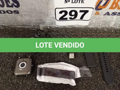 LOTE 297 - 01 RELÓGIO SMART WATCH. (NO ESTADO) ATENÇÃO! FAZER A VISITAÇÃO ANTES DE ARREMATAR, NÃO SABEMOS SE FUNCIONA. LEILÃO NÃO TEM GARANTIA E NEM DEVOLUÇÃO, SUJEITO A POSSÍVEIS AVARIAS VISÍVEIS/OCULTAS E/OU AUSÊNCIA DE COMPONENTES.