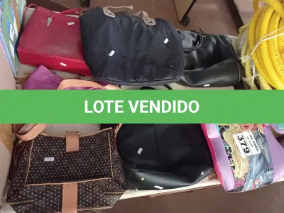 LOTE 379 - 06 BOLSAS E 01 ENCOSTO PARA CARRO INFANTIL. (NO ESTADO) ATENÇÃO! FAZER A VISITAÇÃO ANTES DE ARREMATAR, NÃO SABEMOS SE FUNCIONA. LEILÃO NÃO TEM GARANTIA E NEM DEVOLUÇÃO, SUJEITO A POSSÍVEIS AVARIAS VISÍVEIS/OCULTAS E/OU AUSÊNCIA DE COMPONENTES.