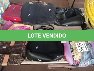 LOTE 379 - 06 BOLSAS E 01 ENCOSTO PARA CARRO INFANTIL. (NO ESTADO) ATENÇÃO! FAZER A VISITAÇÃO ANTES DE ARREMATAR, NÃO SABEMOS SE FUNCIONA. LEILÃO NÃO TEM GARANTIA E NEM DEVOLUÇÃO, SUJEITO A POSSÍVEIS AVARIAS VISÍVEIS/OCULTAS E/OU AUSÊNCIA DE COMPONENTES.