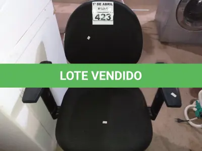 LOTE 423 - 01 CADEIRA DE ESCRITÓRIO COM BASE GIRATÓRIA. (NO ESTADO) ATENÇÃO! FAZER A VISITAÇÃO ANTES DE ARREMATAR, NÃO SABEMOS SE FUNCIONA. LEILÃO NÃO TEM GARANTIA E NEM DEVOLUÇÃO, SUJEITO A POSSÍVEIS AVARIAS VISÍVEIS/OCULTAS E/OU AUSÊNCIA DE COMPONENTES.