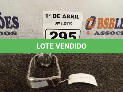 LOTE 295 - 01 RELÓGIO ANALÓGICO. (NO ESTADO) ATENÇÃO! FAZER A VISITAÇÃO ANTES DE ARREMATAR, NÃO SABEMOS SE FUNCIONA. LEILÃO NÃO TEM GARANTIA E NEM DEVOLUÇÃO, SUJEITO A POSSÍVEIS AVARIAS VISÍVEIS/OCULTAS E/OU AUSÊNCIA DE COMPONENTES.