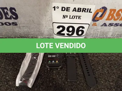 LOTE 296 - 01 RELÓGIO SMART WATCH. (NO ESTADO) ATENÇÃO! FAZER A VISITAÇÃO ANTES DE ARREMATAR, NÃO SABEMOS SE FUNCIONA. LEILÃO NÃO TEM GARANTIA E NEM DEVOLUÇÃO, SUJEITO A POSSÍVEIS AVARIAS VISÍVEIS/OCULTAS E/OU AUSÊNCIA DE COMPONENTES.