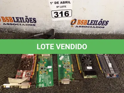 LOTE 316 - 01 LOTE COM VÁRIAS PLACAS DE VÍDEO MARCAS E MODELOS DIVERSOS. (NO ESTADO) ATENÇÃO! FAZER A VISITAÇÃO ANTES DE ARREMATAR, NÃO SABEMOS SE FUNCIONA. LEILÃO NÃO TEM GARANTIA E NEM DEVOLUÇÃO, SUJEITO A POSSÍVEIS AVARIAS VISÍVEIS/OCULTAS E/OU AUSÊNCIA DE COMPONENTES.
