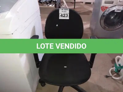 LOTE 423 - 01 CADEIRA DE ESCRITÓRIO COM BASE GIRATÓRIA. (NO ESTADO) ATENÇÃO! FAZER A VISITAÇÃO ANTES DE ARREMATAR, NÃO SABEMOS SE FUNCIONA. LEILÃO NÃO TEM GARANTIA E NEM DEVOLUÇÃO, SUJEITO A POSSÍVEIS AVARIAS VISÍVEIS/OCULTAS E/OU AUSÊNCIA DE COMPONENTES.