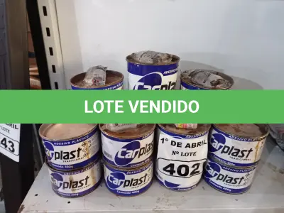 LOTE 402 - 19 LATAS DE ADESIVO PLÁSTICO. (NO ESTADO) ATENÇÃO! FAZER A VISITAÇÃO ANTES DE ARREMATAR, NÃO SABEMOS SE FUNCIONA. LEILÃO NÃO TEM GARANTIA E NEM DEVOLUÇÃO, SUJEITO A POSSÍVEIS AVARIAS VISÍVEIS/OCULTAS E/OU AUSÊNCIA DE COMPONENTES.
