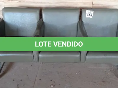 LOTE 342 - 01 LONGARINA DE 03 LUGARES. (NO ESTADO) ATENÇÃO! FAZER A VISITAÇÃO ANTES DE ARREMATAR, NÃO SABEMOS SE FUNCIONA. LEILÃO NÃO TEM GARANTIA E NEM DEVOLUÇÃO, SUJEITO A POSSÍVEIS AVARIAS VISÍVEIS/OCULTAS E/OU AUSÊNCIA DE COMPONENTES.
