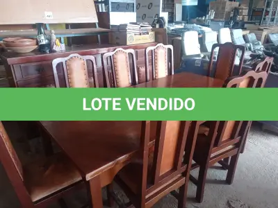 LOTE 540 - 01 MESA DE JANTAR C/ 08 CADEIRAS C/ ASSENTO  ALMOFADADO EM COURO. (NO ESTADO) ATENÇÃO! FAZER A VISITAÇÃO ANTES DE ARREMATAR, NÃO SABEMOS SE FUNCIONA. LEILÃO NÃO TEM GARANTIA E NEM DEVOLUÇÃO, SUJEITO A POSSÍVEIS AVARIAS VISÍVEIS/OCULTAS E/OU AUSÊNCIA DE COMPONENTES.