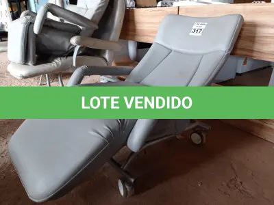 LOTE 317 - 01 POLTRONA PARA DESCANSO RECLINÁVEL COM AVARIAS. (NO ESTADO) ATENÇÃO! FAZER A VISITAÇÃO ANTES DE ARREMATAR, NÃO SABEMOS SE FUNCIONA. LEILÃO NÃO TEM GARANTIA E NEM DEVOLUÇÃO, SUJEITO A POSSÍVEIS AVARIAS VISÍVEIS/OCULTAS E/OU AUSÊNCIA DE COMPONENTES.