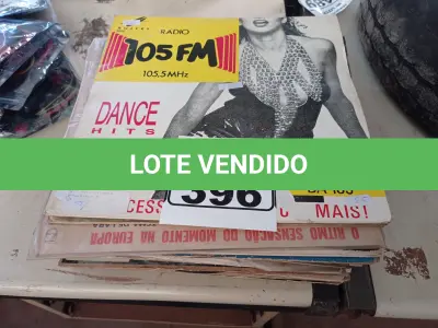 LOTE 396 - 01 LOTE COM VÁRIOS DISCOS DE VINIL. (NO ESTADO) ATENÇÃO! FAZER A VISITAÇÃO ANTES DE ARREMATAR, NÃO SABEMOS SE FUNCIONA. LEILÃO NÃO TEM GARANTIA E NEM DEVOLUÇÃO, SUJEITO A POSSÍVEIS AVARIAS VISÍVEIS/OCULTAS E/OU AUSÊNCIA DE COMPONENTES.