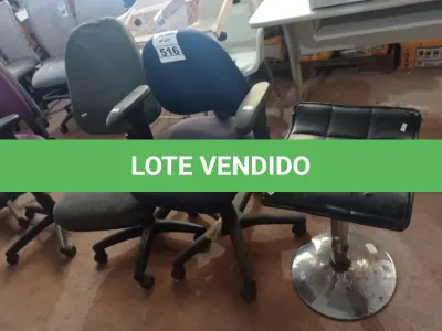 LOTE 516 - 01 BANQUETA E 02 CADEIRAS DE ESCRITÓRIO COM BASE GIRATÓRIA. (NO ESTADO) ATENÇÃO! FAZER A VISITAÇÃO ANTES DE ARREMATAR, NÃO SABEMOS SE FUNCIONA. LEILÃO NÃO TEM GARANTIA E NEM DEVOLUÇÃO, SUJEITO A POSSÍVEIS AVARIAS VISÍVEIS/OCULTAS E/OU AUSÊNCIA DE COMPONENTES.