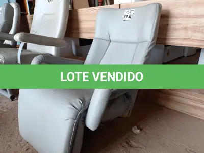 LOTE 312 - 01 POLTRONA PARA DESCANSO RECLINÁVEL COM AVARIAS. (NO ESTADO) ATENÇÃO! FAZER A VISITAÇÃO ANTES DE ARREMATAR, NÃO SABEMOS SE FUNCIONA. LEILÃO NÃO TEM GARANTIA E NEM DEVOLUÇÃO, SUJEITO A POSSÍVEIS AVARIAS VISÍVEIS/OCULTAS E/OU AUSÊNCIA DE COMPONENTES.