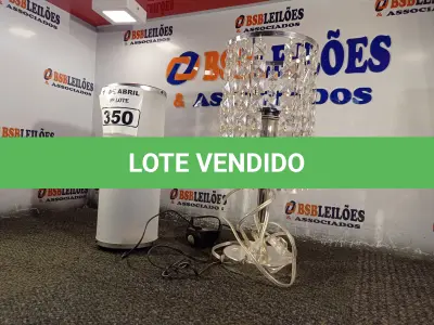 LOTE 350 - 02 ABAJURES. (NO ESTADO) ATENÇÃO! FAZER A VISITAÇÃO ANTES DE ARREMATAR, NÃO SABEMOS SE FUNCIONA. LEILÃO NÃO TEM GARANTIA E NEM DEVOLUÇÃO, SUJEITO A POSSÍVEIS AVARIAS VISÍVEIS/OCULTAS E/OU AUSÊNCIA DE COMPONENTES.