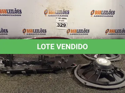 LOTE 329 - 02 ALTO-FALANTES, E 01 PAR DE LUZES DIURNAS DA MERCEDES INCOMPLETA. (NO ESTADO) ATENÇÃO! FAZER A VISITAÇÃO ANTES DE ARREMATAR, NÃO SABEMOS SE FUNCIONA. LEILÃO NÃO TEM GARANTIA E NEM DEVOLUÇÃO, SUJEITO A POSSÍVEIS AVARIAS VISÍVEIS/OCULTAS E/OU AUSÊNCIA DE COMPONENTES.