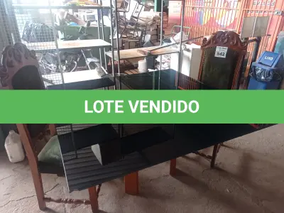 LOTE 542 - 01 MESA BASE EM MADEIRA TAMPO EM VIDRO C/ 02 CADEIRAS EM MADEIRA C/ ENCOSTO EM TECIDO. (NO ESTADO) ATENÇÃO! FAZER A VISITAÇÃO ANTES DE ARREMATAR, NÃO SABEMOS SE FUNCIONA. LEILÃO NÃO TEM GARANTIA E NEM DEVOLUÇÃO, SUJEITO A POSSÍVEIS AVARIAS VISÍVEIS/OCULTAS E/OU AUSÊNCIA DE COMPONENTES.